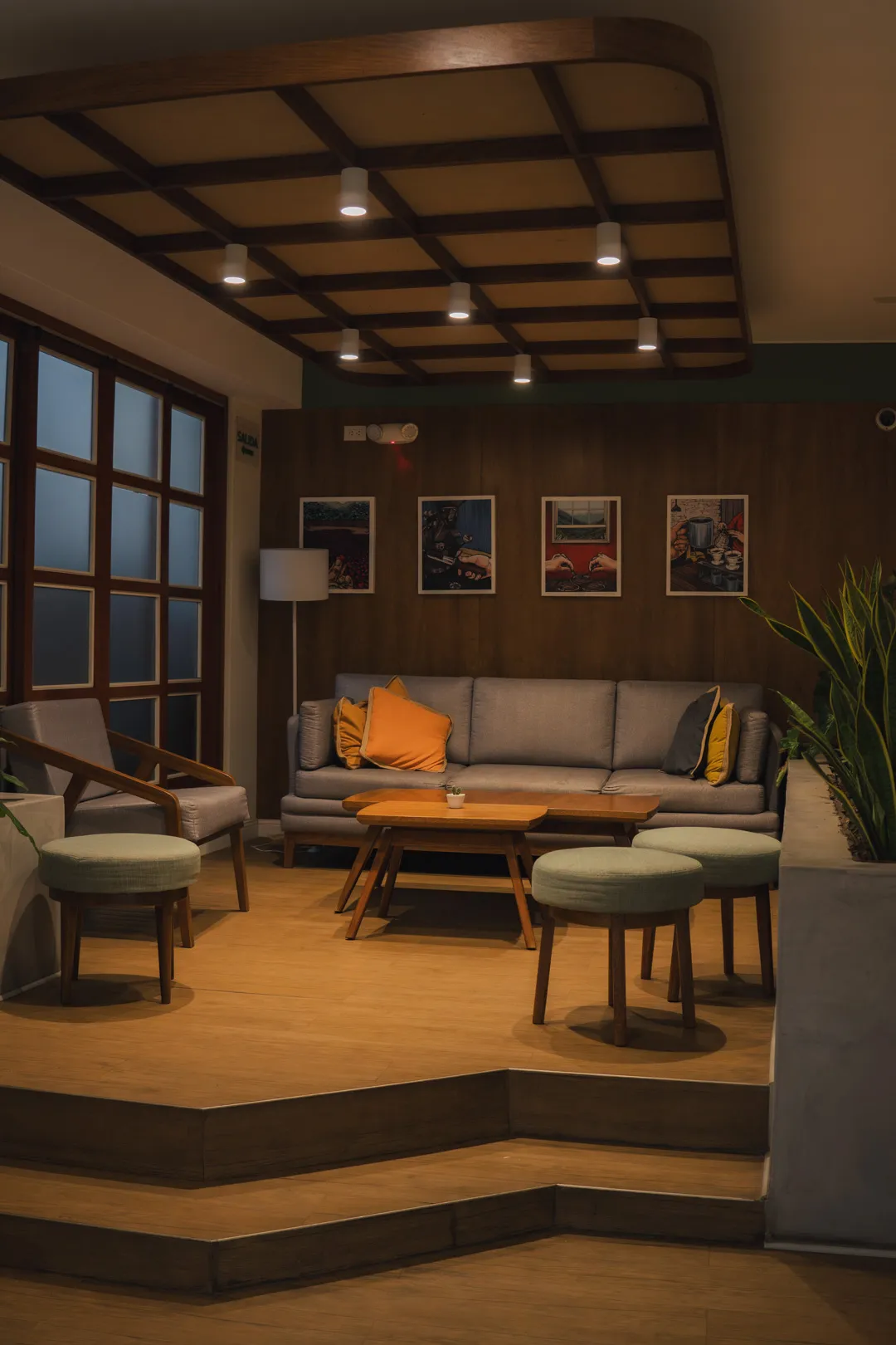 Sala de estar con sillones grises y mesa de centro