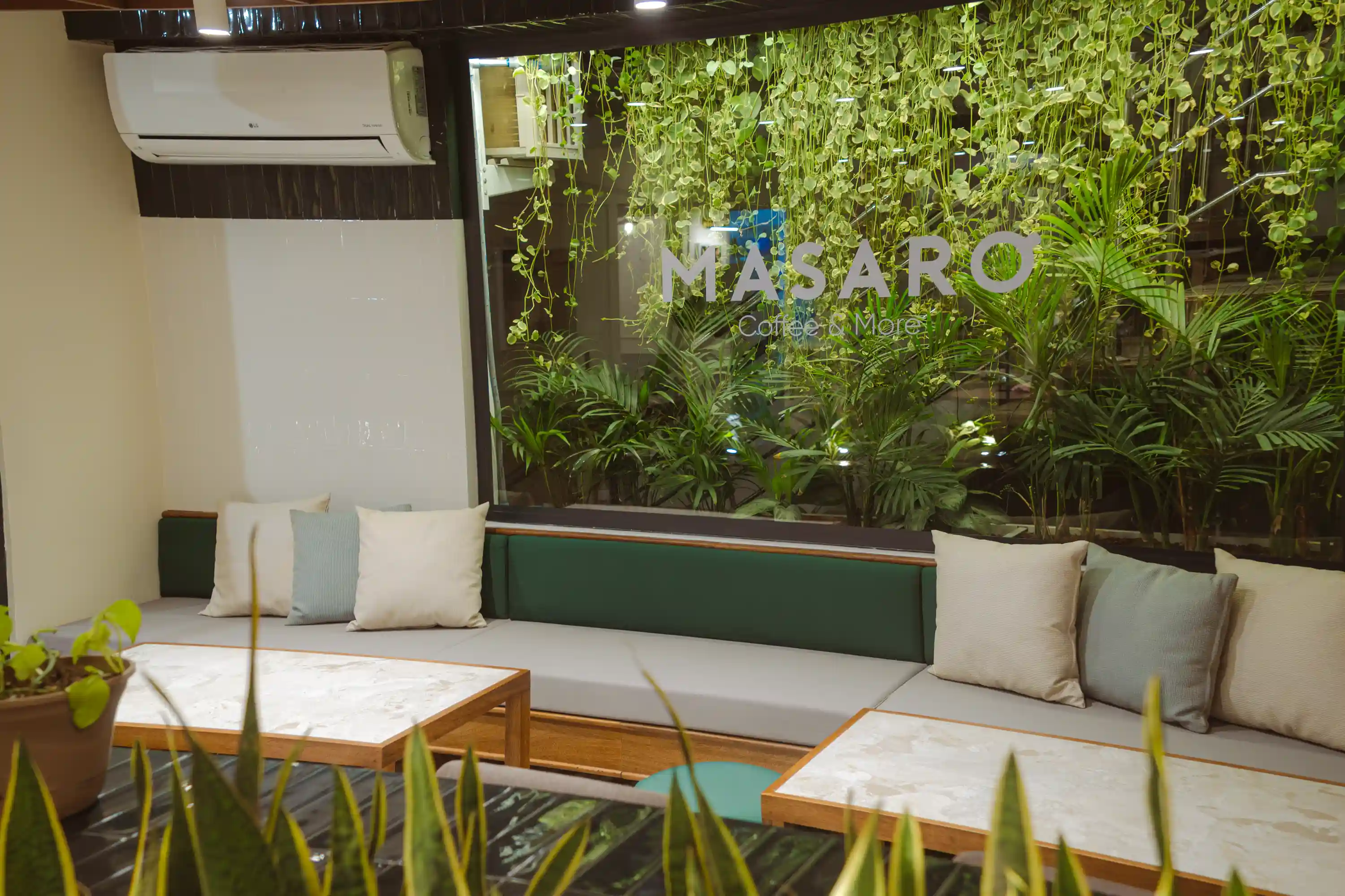 Terraza exterior de Masaro con sillones y vista al jardín