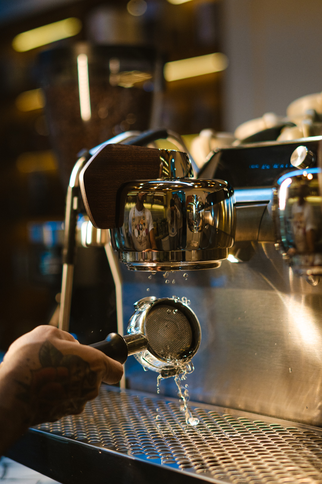 Portafiltro de la espresso bar de Masaro listo para extraer